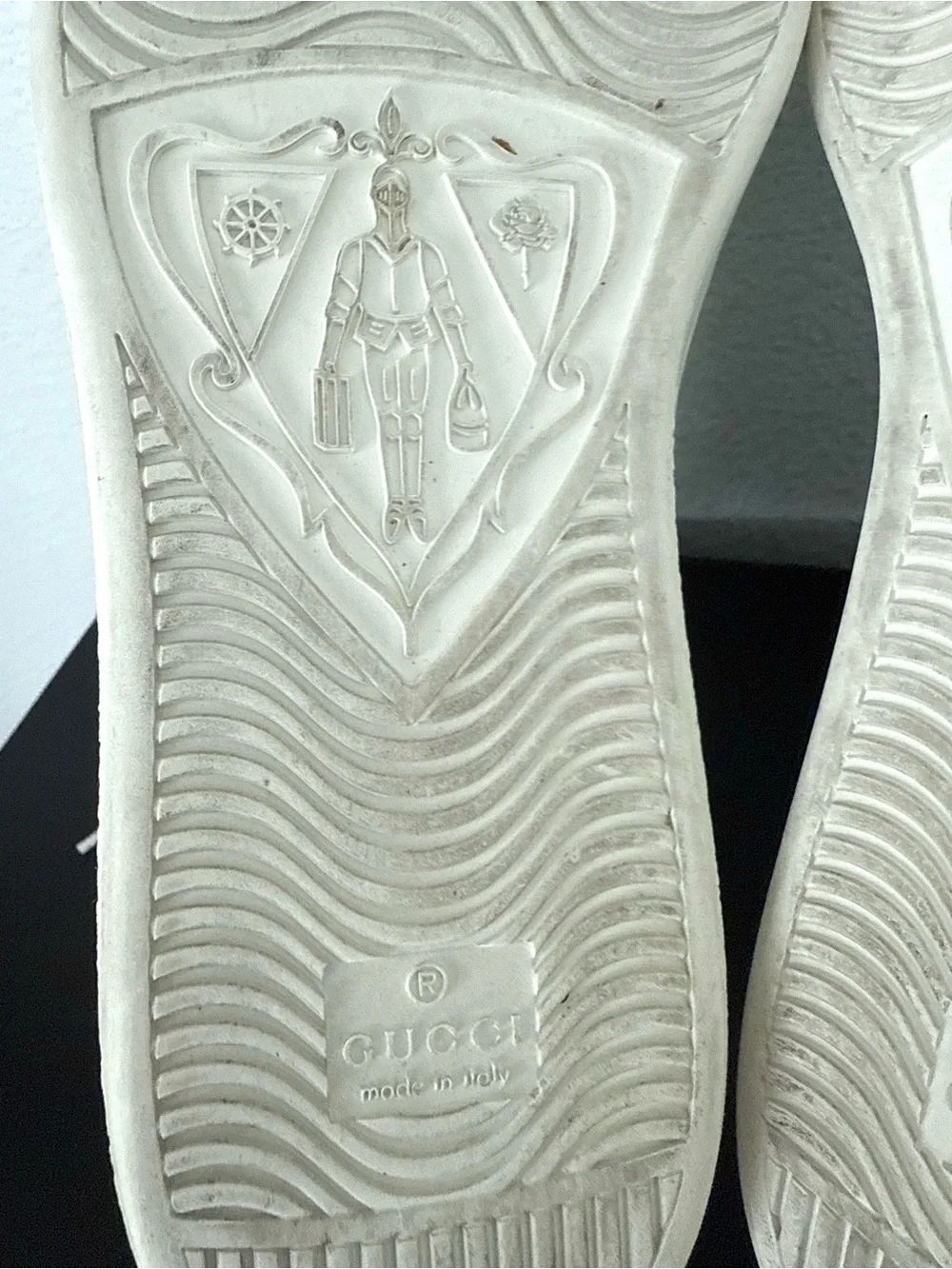 EUC Gucci Ace Interlocking G Logo White Leather High Top Sneakers